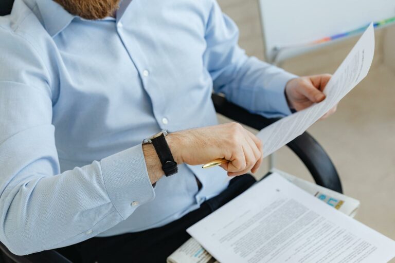 Un analyste vérifie la santé financière d'une entreprise en examinant des documents comptables et des indicateurs financiers