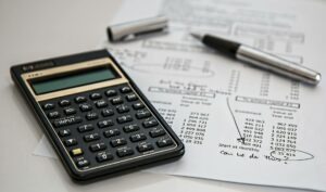 Calcul pénalités de retard : simulateur + guide essentiel