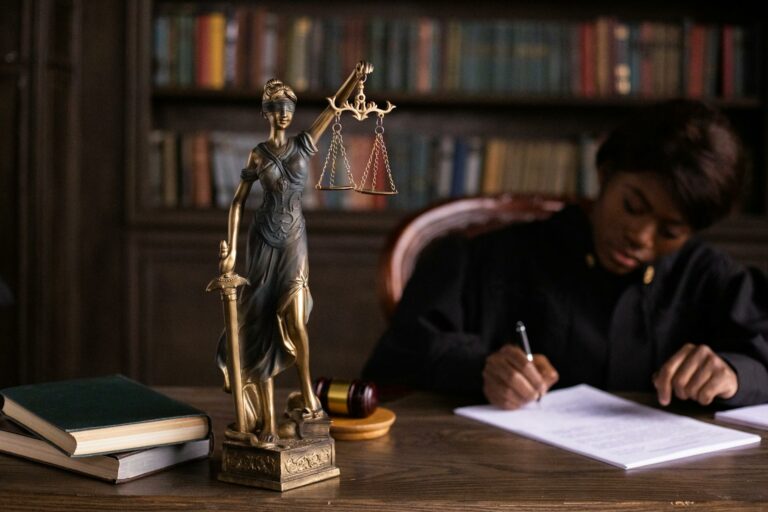 Documents juridiques pour une procédure d'injonction de payer au tribunal de commerce contre un débiteur