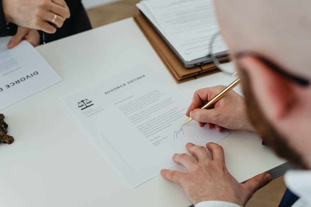 Professionnel signant un contrat intégrant une clause de réserve de propriété pour se protéger contre les impayés