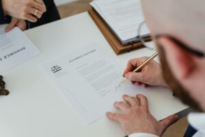 Clause de réserve de propriété : guide essentiel B2B